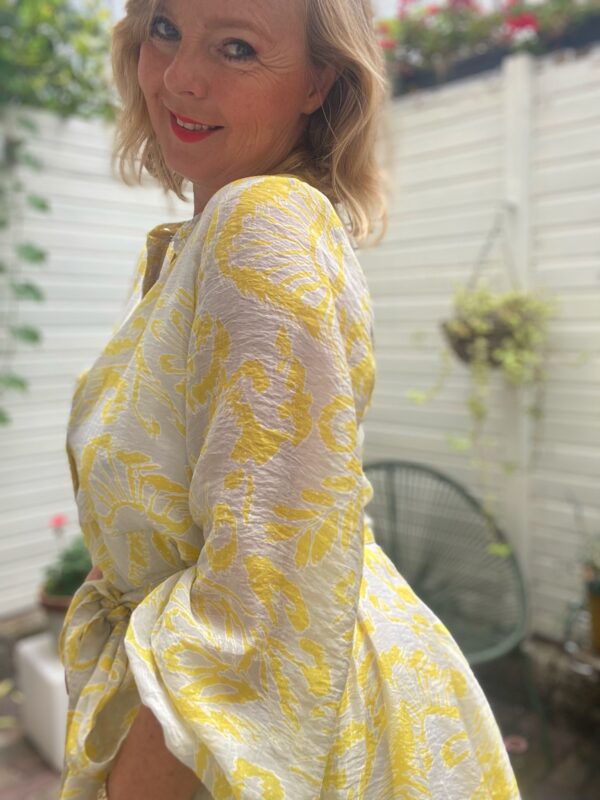 gele zijden jurk